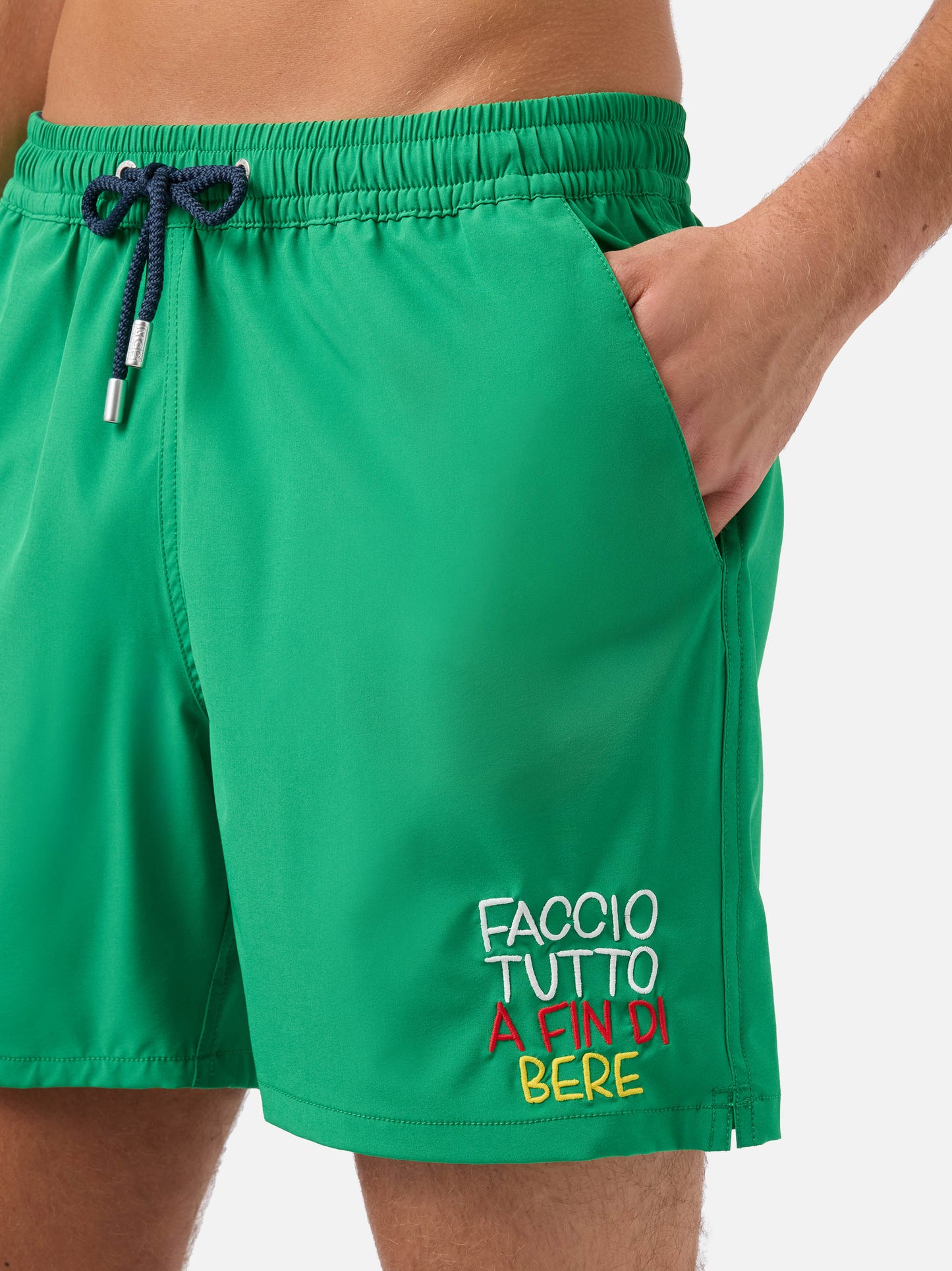 Bañador corto cómodo en verde con bordado Faccio tutto a fin di bere 