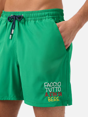Bañador corto cómodo en verde con bordado Faccio tutto a fin di bere 