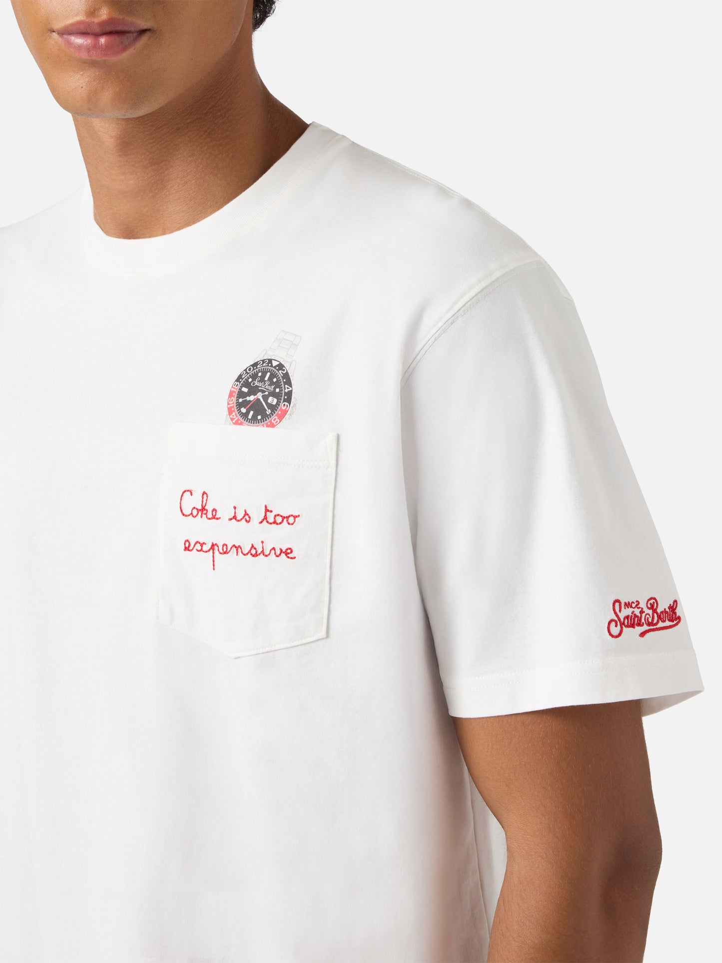 Das weiße Connor-Baumwoll-T-Shirt mit der aufgestickten Tasche im Coke-Stil ist zu teuer