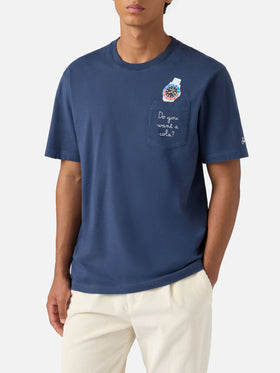 Connor Baumwoll-T-Shirt in Blau mit der Aufschrift „Do you want a cola?“ auf der Brusttasche.