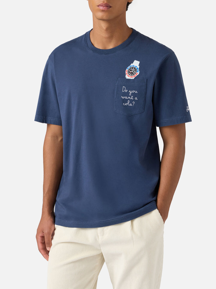 Connor Baumwoll-T-Shirt in Blau mit der Aufschrift „Do you want a cola?“ auf der Brusttasche.