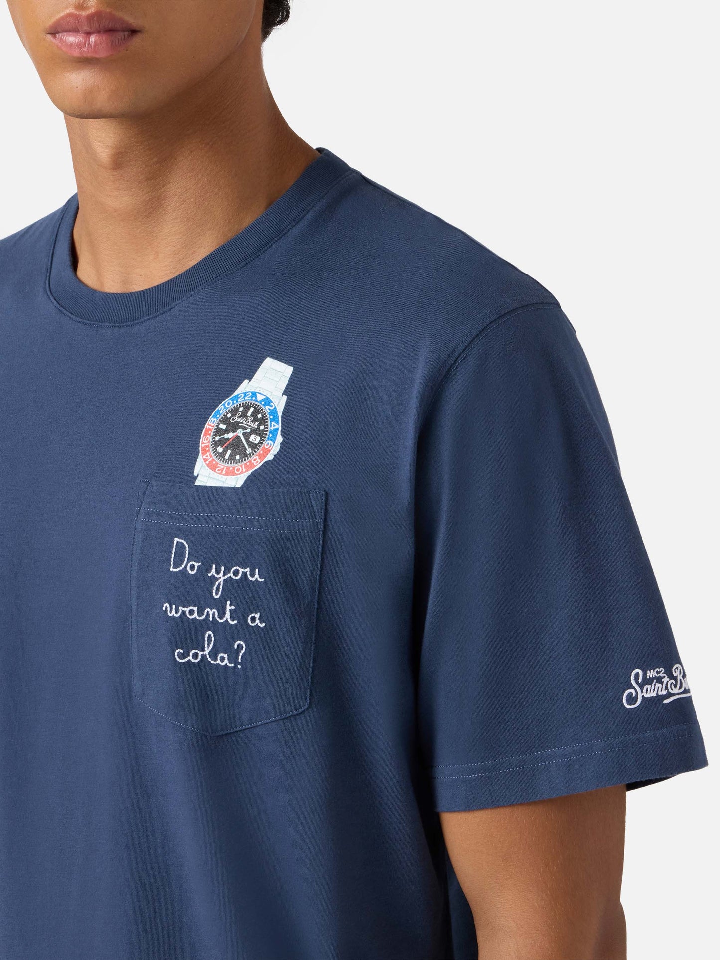 Connor Baumwoll-T-Shirt in Blau mit der Aufschrift „Do you want a cola?“ auf der Brusttasche.
