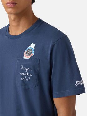 Connor Baumwoll-T-Shirt in Blau mit der Aufschrift „Do you want a cola?“ auf der Brusttasche.