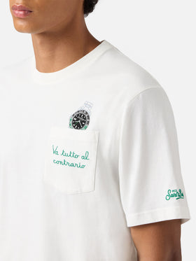 T-shirt Connor in cotone bianco con ricamo sul taschino Va tutto al contrario