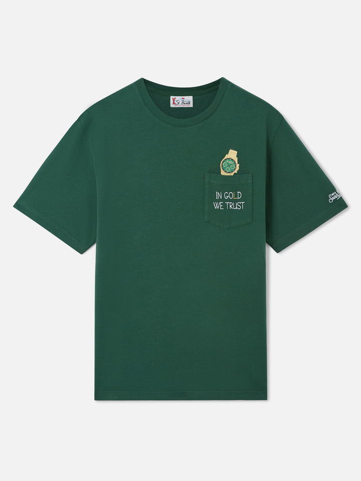 Camiseta con bolsillo Connor en verde con bordado In Gold We Trust 