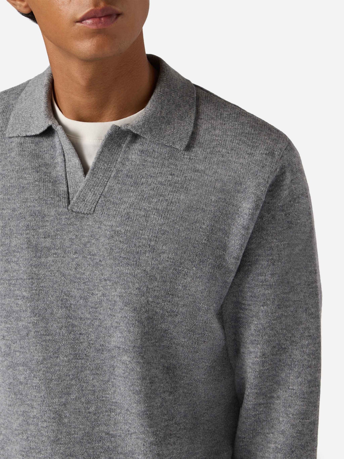 Graues meliertes Strickpolo aus reiner Wolle von Covent