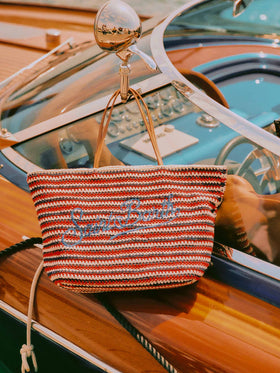 Gehäkelte Tote Bag mit blauen und roten Streifen und gesticktem Logo 