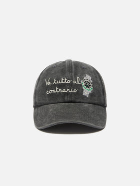 Cappellino Davis con visiera in cotone nero e ricamo Va tutto al contrario