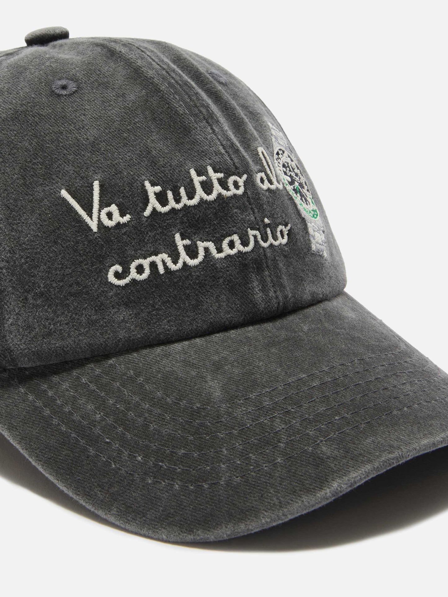 Cappellino Davis con visiera in cotone nero e ricamo Va tutto al contrario