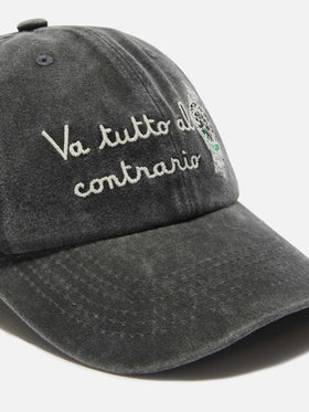 Cappellino Davis con visiera in cotone nero e ricamo Va tutto al contrario