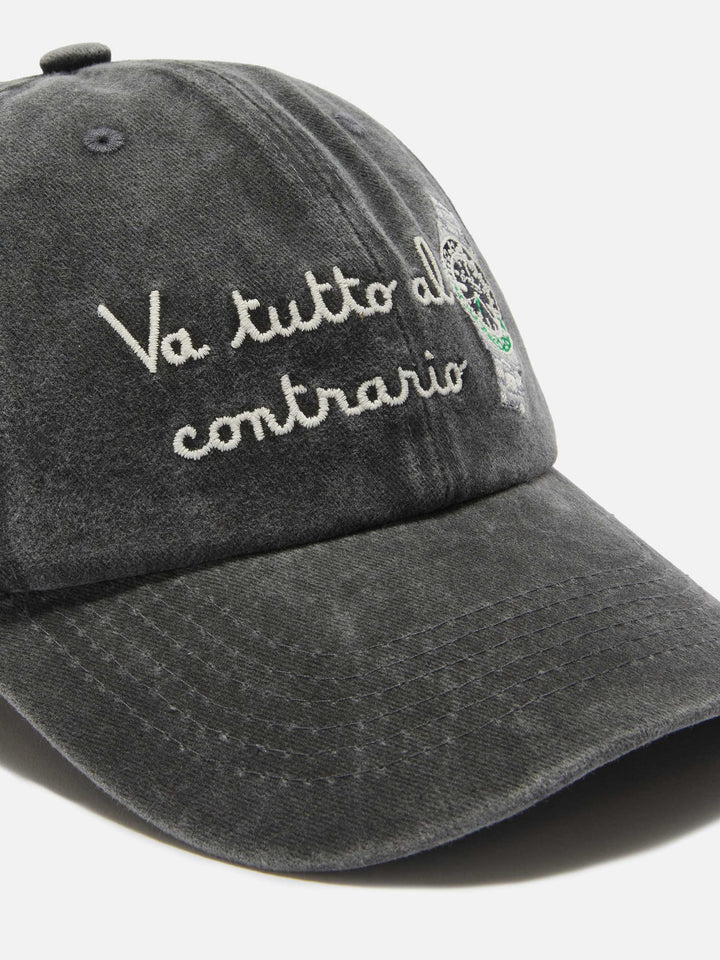 Cappellino Davis con visiera in cotone nero e ricamo Va tutto al contrario