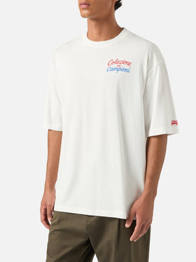 Weißes Oversize-T-Shirt aus Baumwolle Delmar mit Colazione Dei Campioni-Print auf der Rückseite 