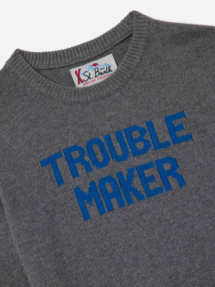 Prenda de punto con cuello redondo Douglas en gris con lettering Trouble Maker 