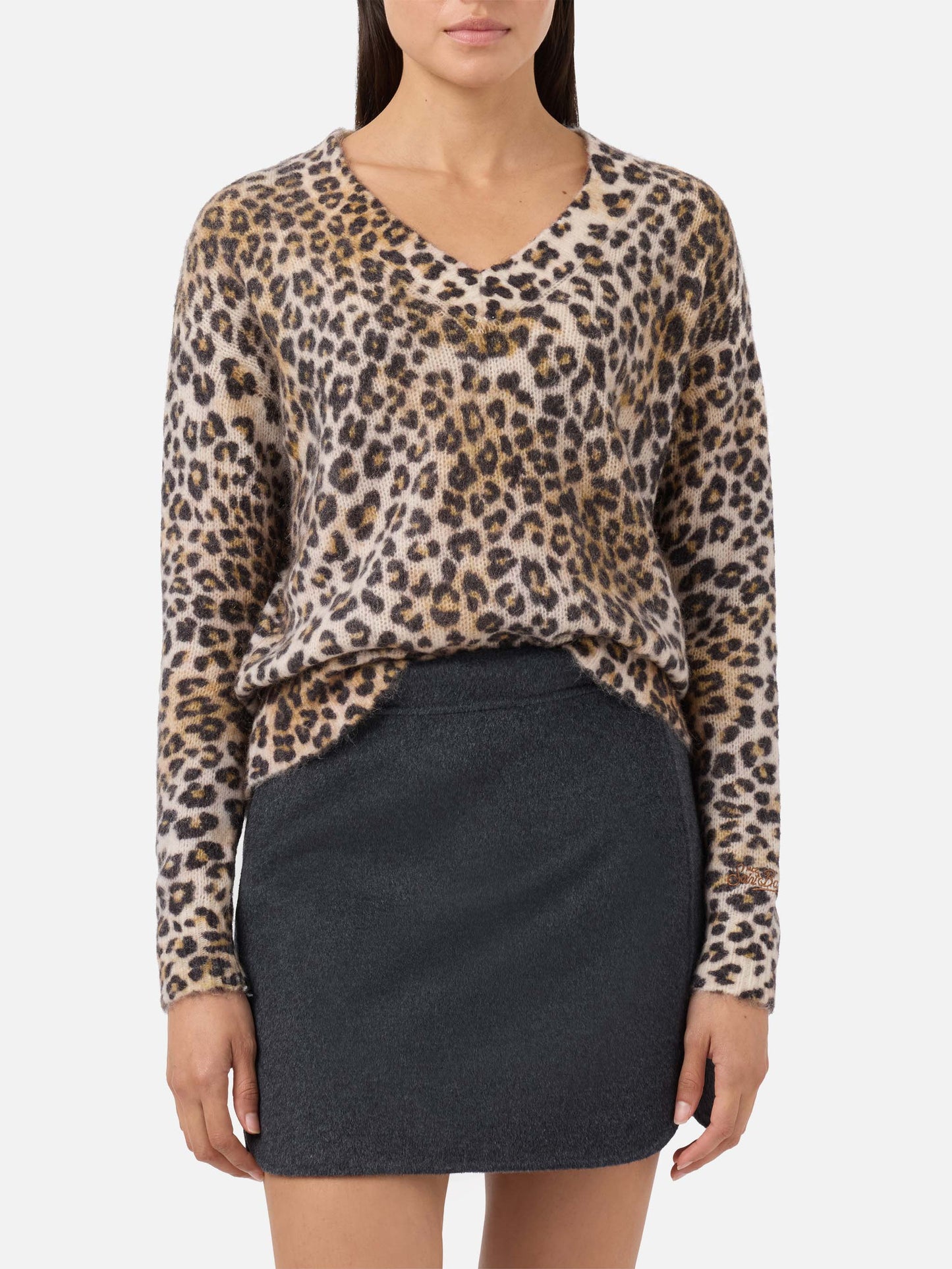 Pullover con scollo a V Elara in misto mohair cammello con stampa leopardata 