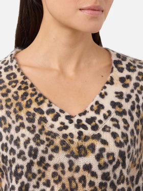 Pullover con scollo a V Elara in misto mohair cammello con stampa leopardata 