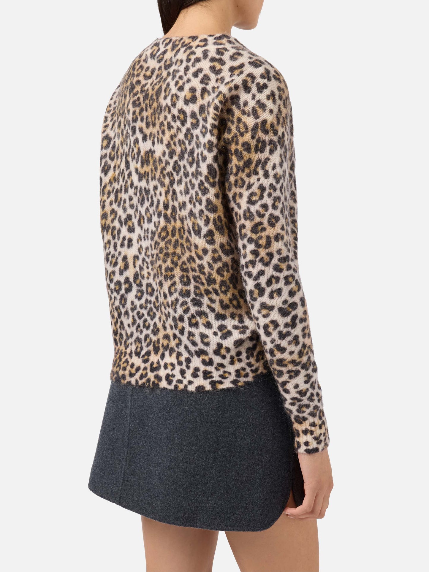 Pullover con scollo a V Elara in misto mohair cammello con stampa leopardata 
