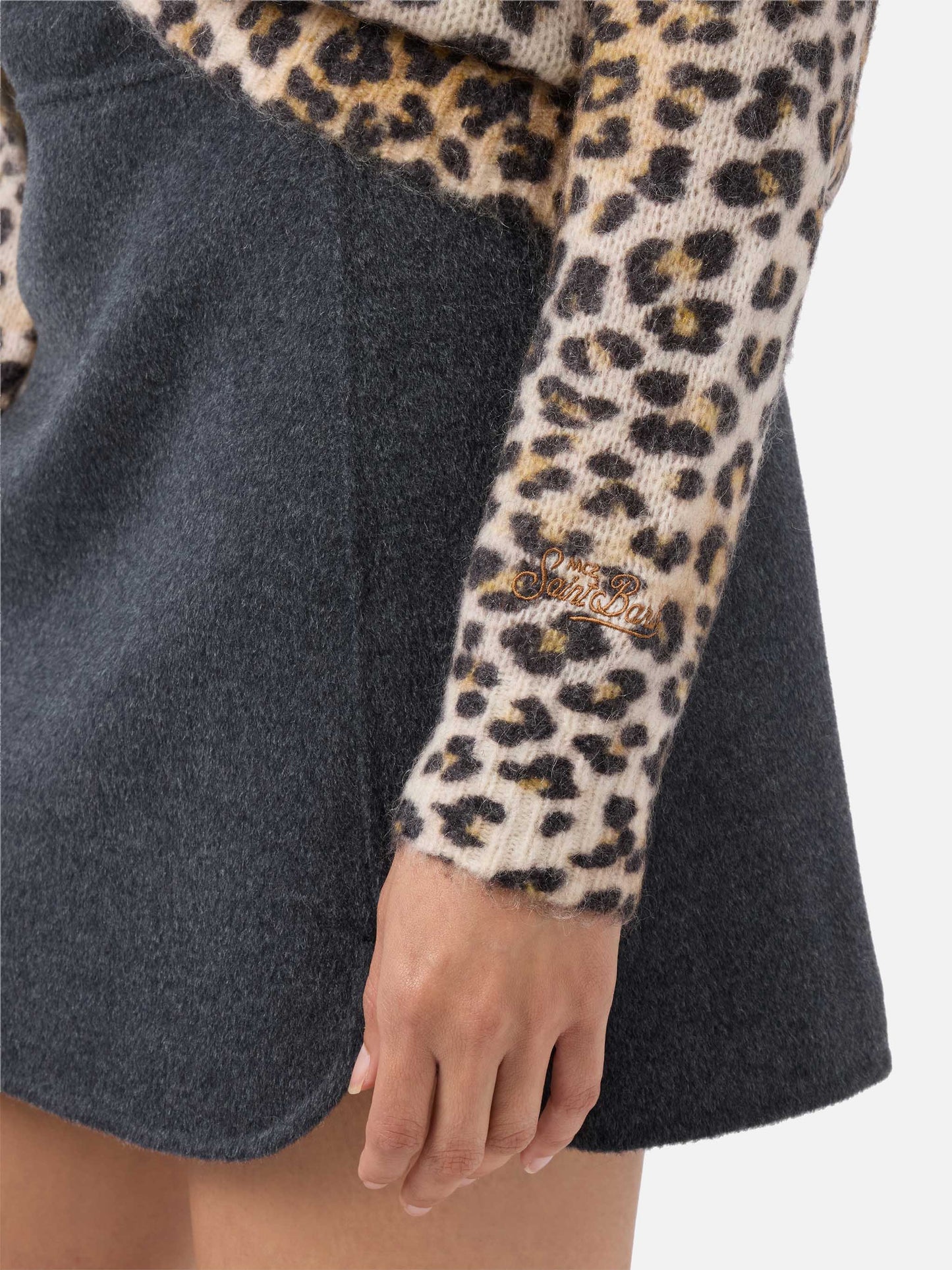 Pullover con scollo a V Elara in misto mohair cammello con stampa leopardata 