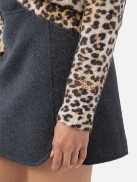 Pullover con scollo a V Elara in misto mohair cammello con stampa leopardata 