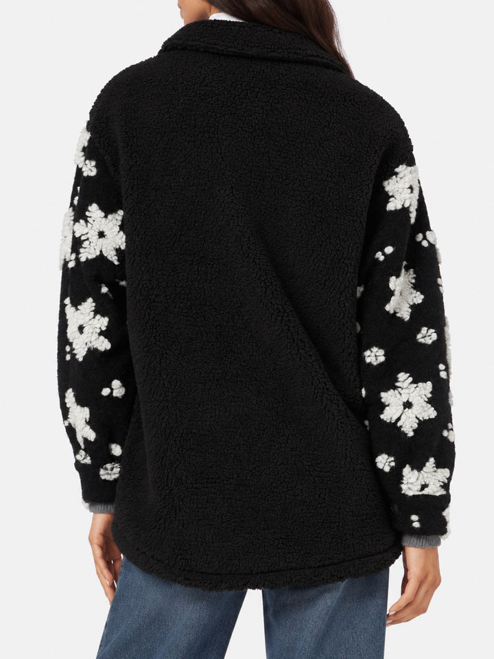 Chaqueta Elys de sherpa negra con motivo de copos de nieve 