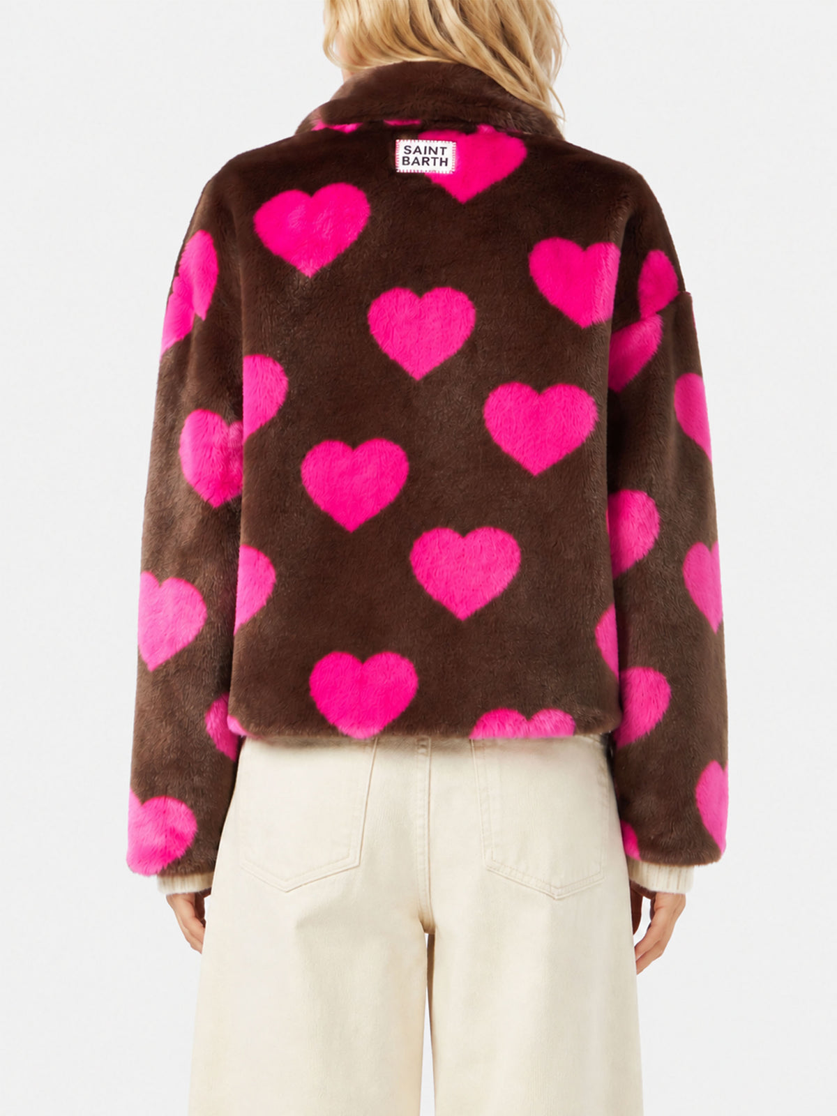 Chaqueta corta Emelyn de pelo sintético con estampado de corazones 