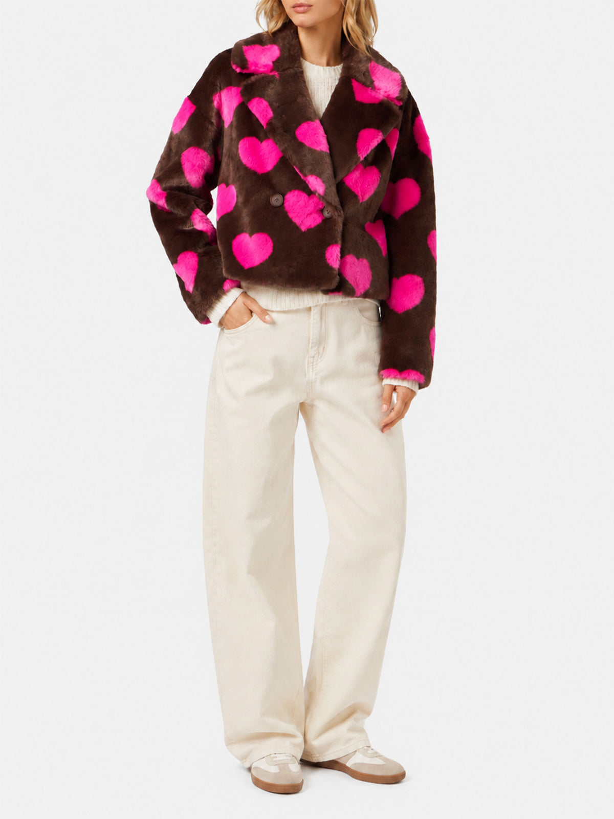 Chaqueta corta Emelyn de pelo sintético con estampado de corazones 