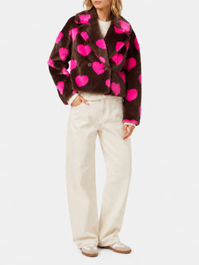 Chaqueta corta Emelyn de pelo sintético con estampado de corazones 