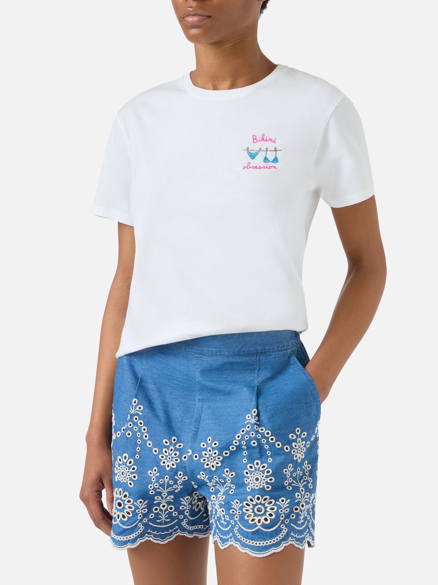 T-shirt Emilie bianca con ricamo Bikini Obsession e strass