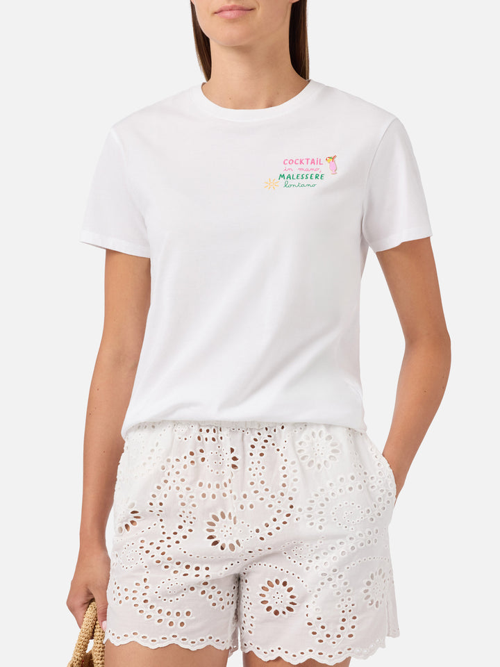 T-shirt Emilie bianca con ricamo charm Cocktail in mano, malessere lontano
