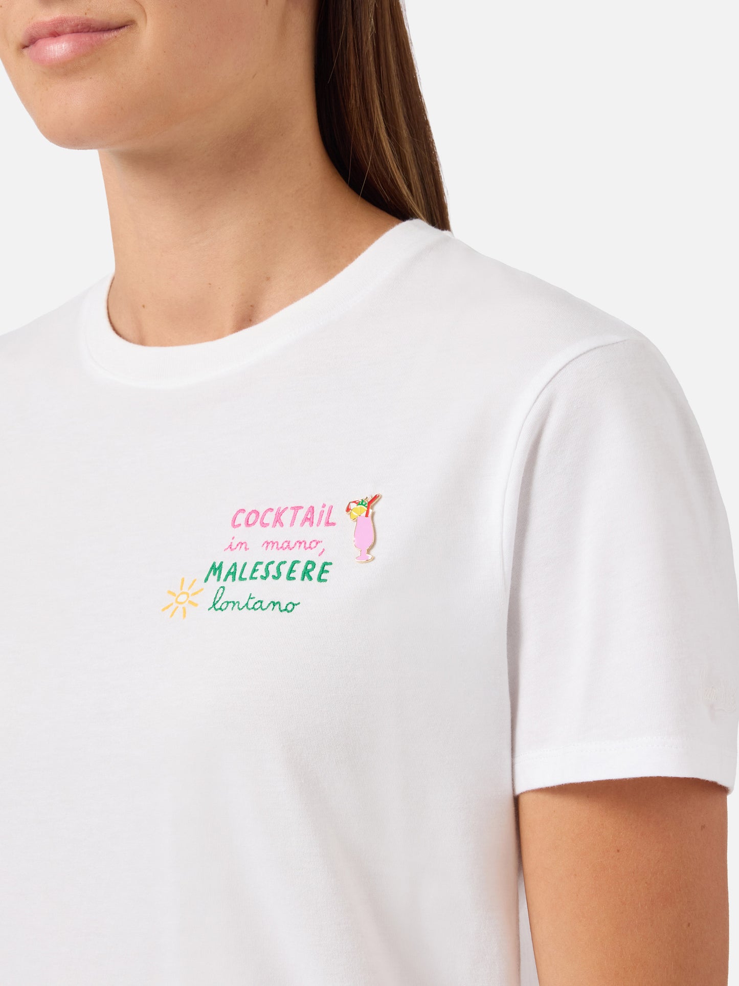T-shirt Emilie blanche avec broderie charm Cocktail in mano, malessere lontano 