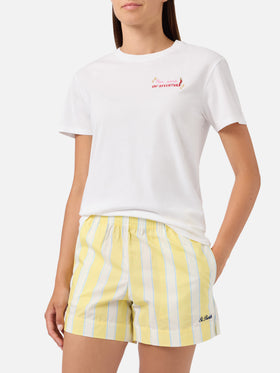 Camiseta Emilie blanca con bordado Non sarà un'avventura y charm 