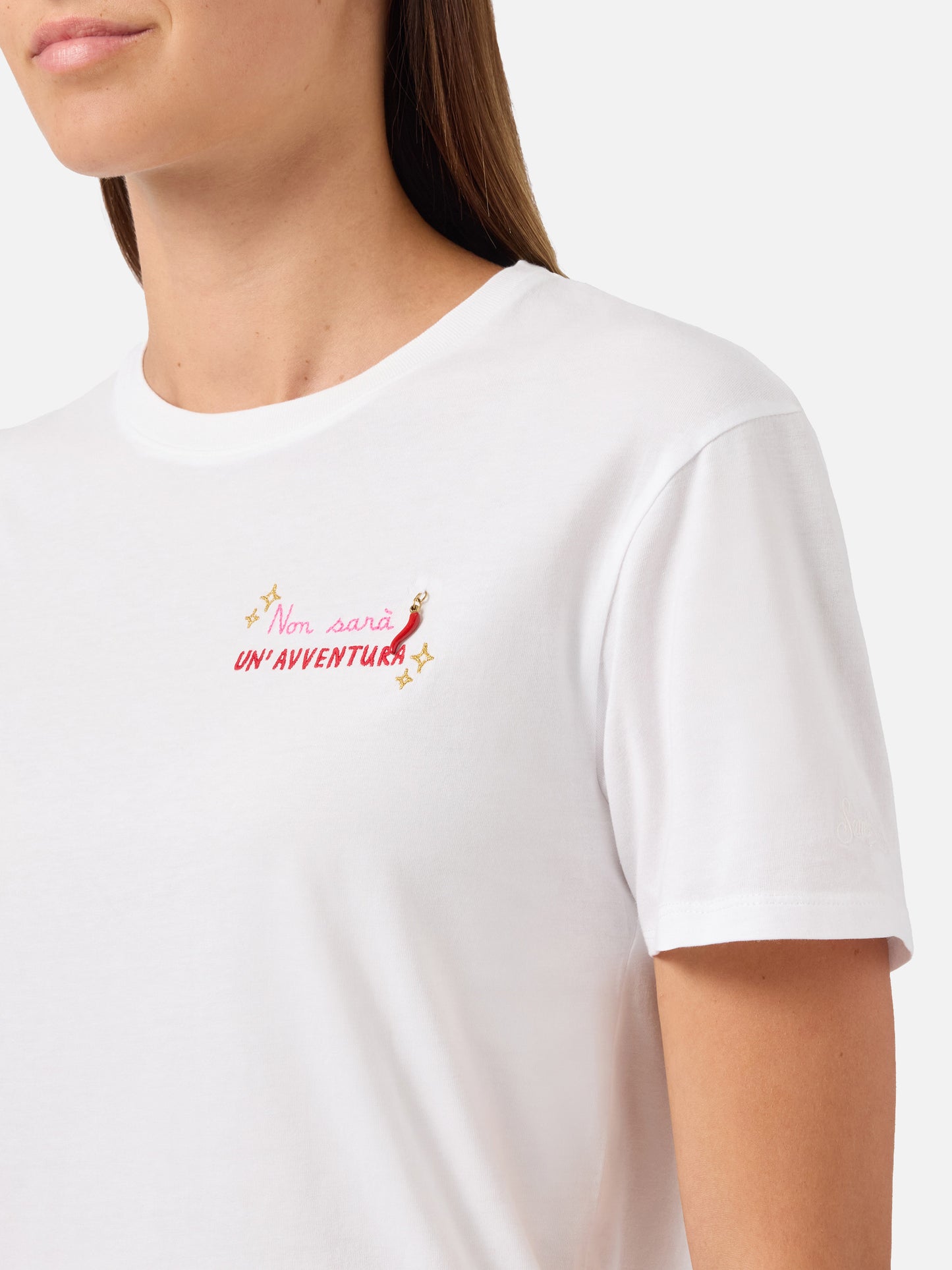 Camiseta Emilie blanca con bordado Non sarà un'avventura y charm 