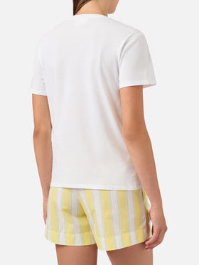 Camiseta Emilie blanca con bordado Non sarà un'avventura y charm 