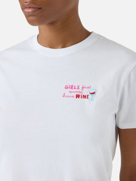 T-shirt Emilie bianca con ricamo Girls Just Wanna Have Wine
