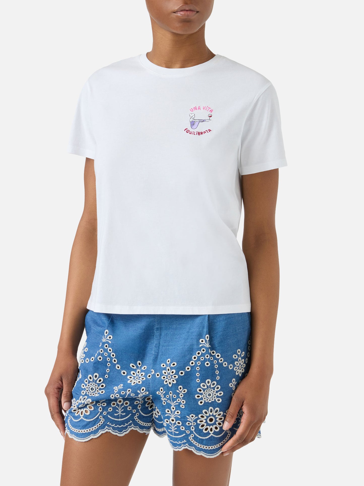 T-shirt Emilie bianca con ricamo Una vita equilibrata