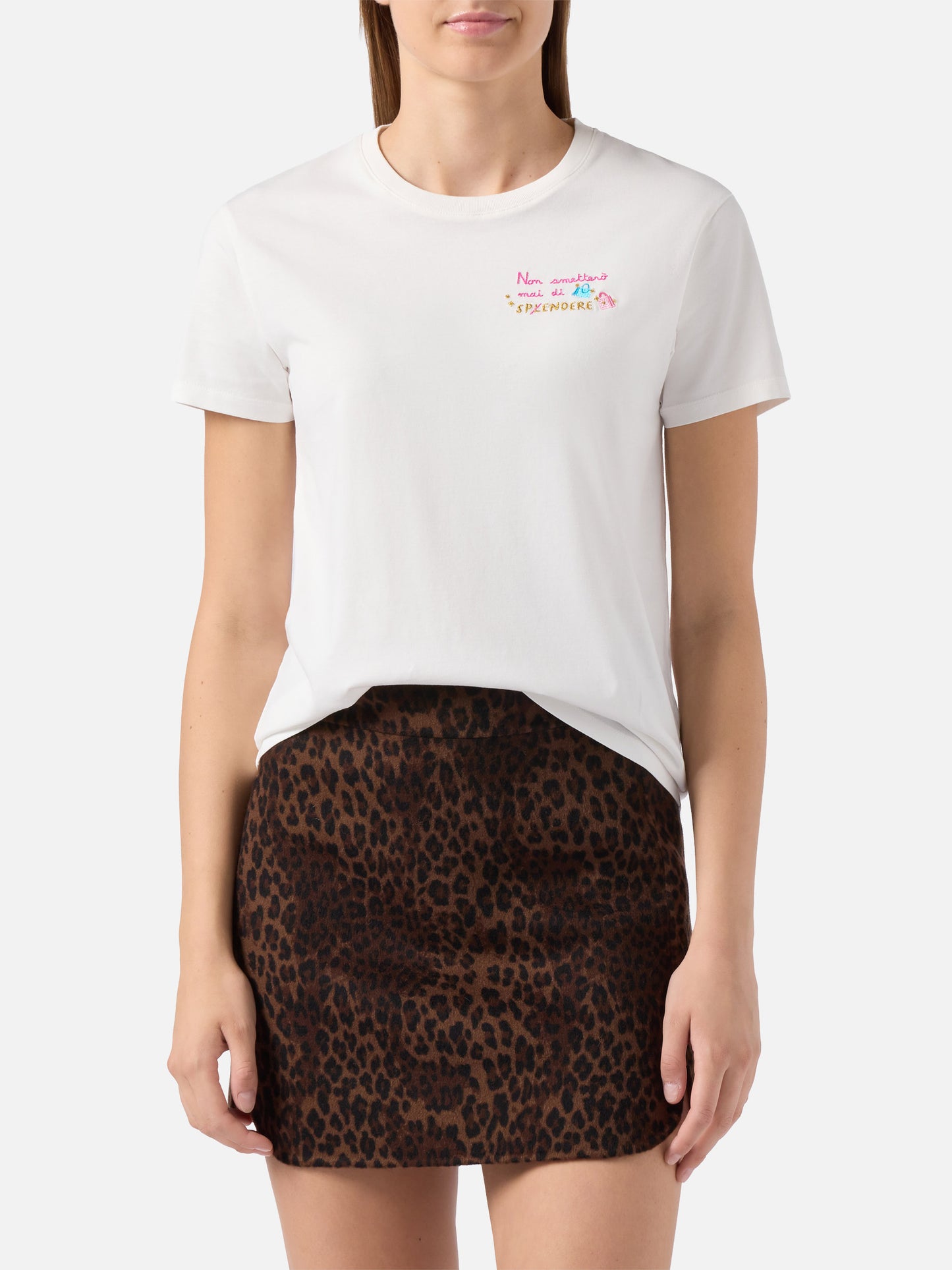 Emilie organic cotton T-shirt in white with Non smetterò mai di Sp(l)endere embroidery