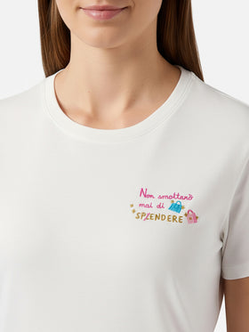 Emilie organic cotton T-shirt in white with Non smetterò mai di Sp(l)endere embroidery