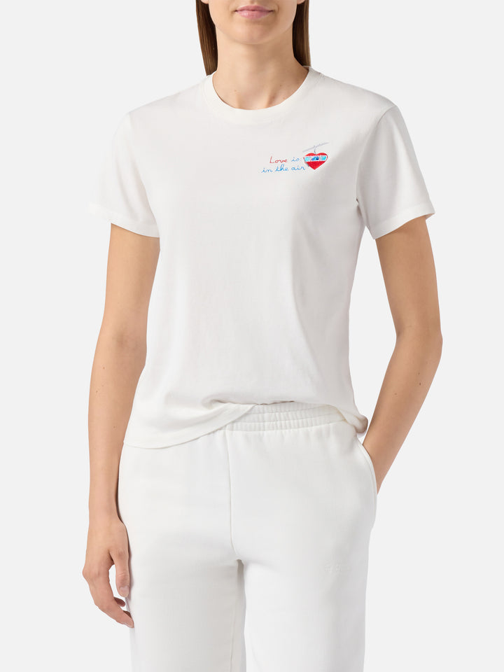 T-shirt Emilie in cotone bianco con ricamo Love is in the air