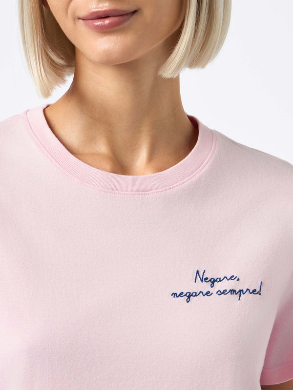 Woman heavy cotton pink t-shirt Emilie with Negare, negare sempre! embroidery | VACANZE DI NATALE SPECIAL EDITION