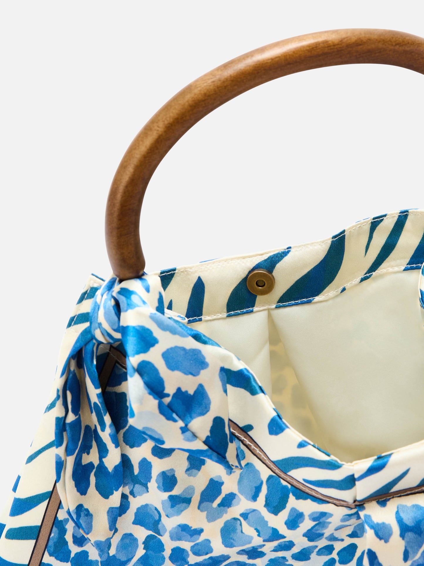 Foulard silk bag with wooden handle and animal print