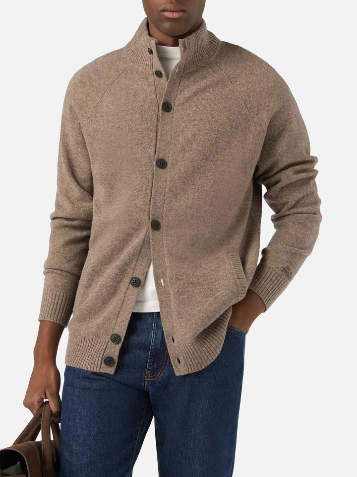 Beiger Galway Cardigan aus Lammwolle mit hohem Kragen 