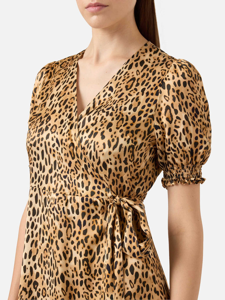 Woman short dress with leopard print