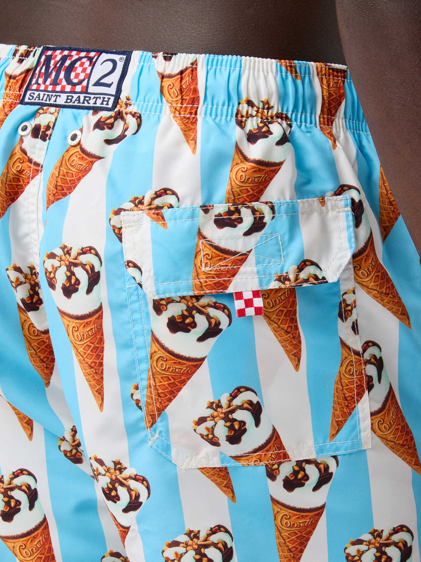 Klassische Herren-Badeshorts mit Cornetto-Print | ALGIDA® SONDEREDITION