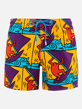 Mittellange Gustavia-Badeshorts für Herren mit platziertem Keith-Haring-Design| KEITH HARING SONDERAUSGABE