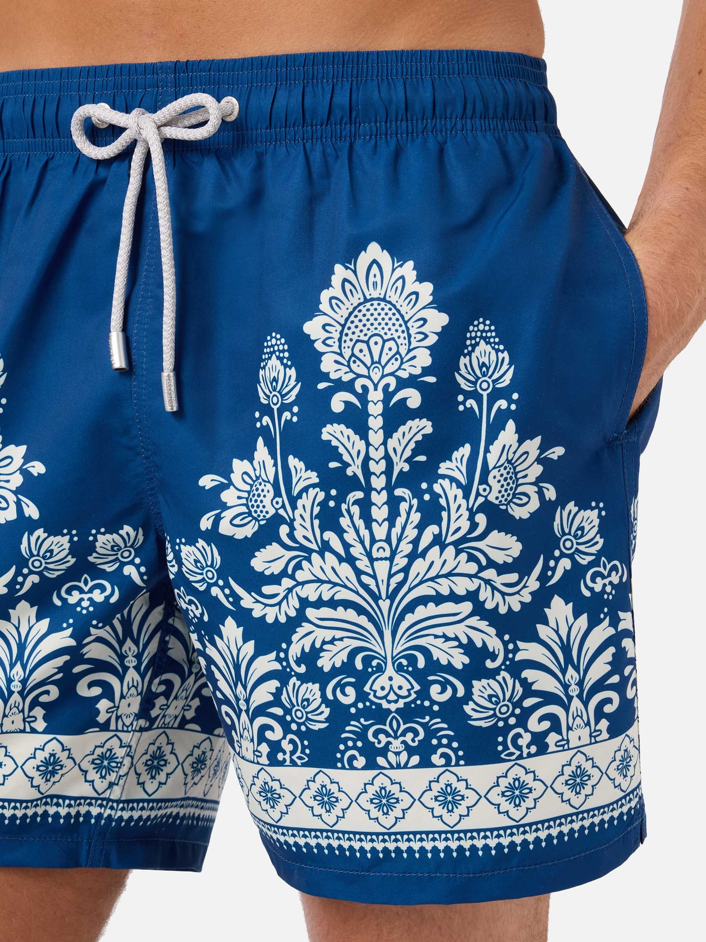 Blaue Badeshorts Gustavia mit ornamentalem Blumenprint 