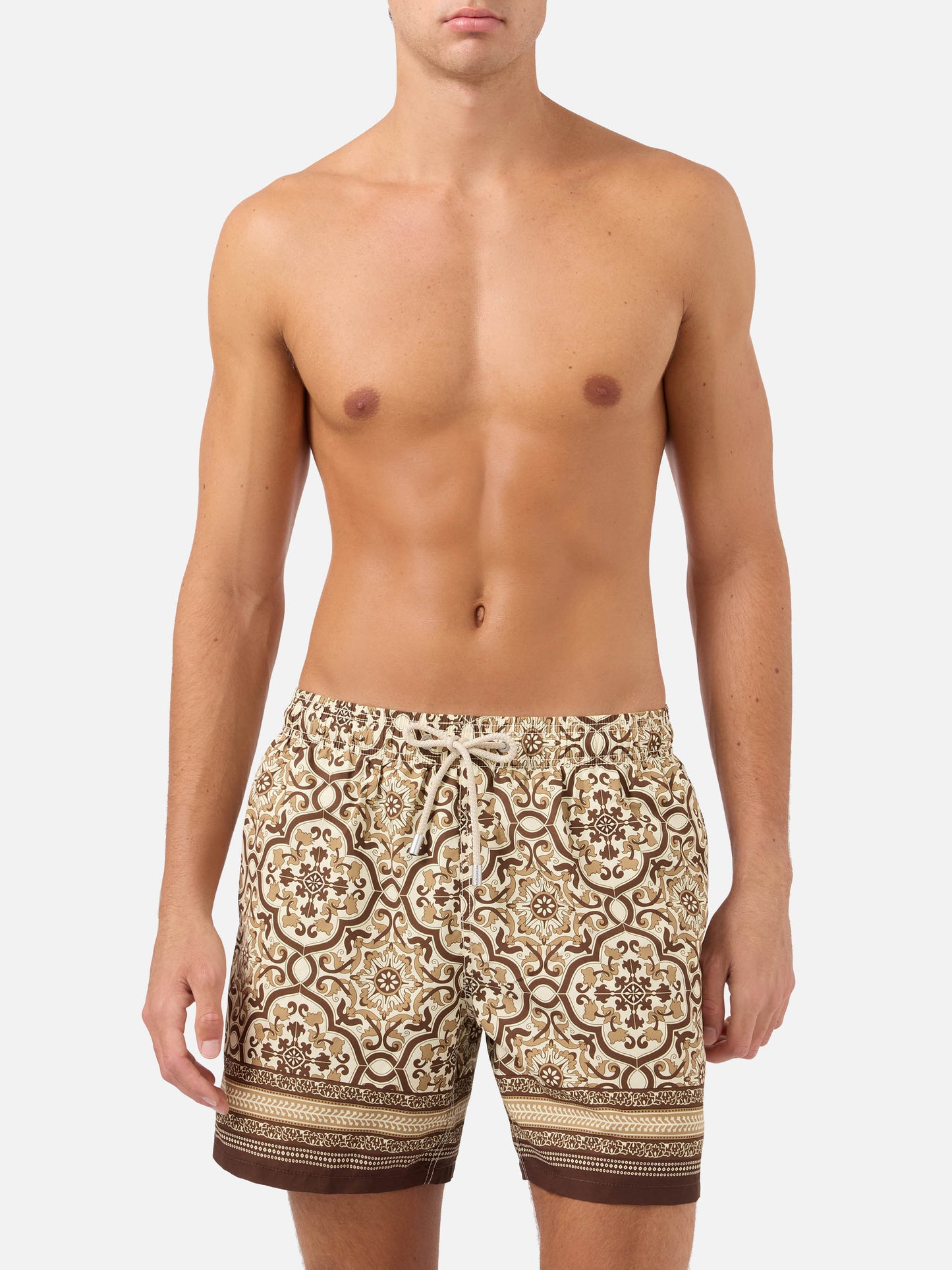 Gustavia Badeshorts mit ornamentalem, platziertem Print in Braun 