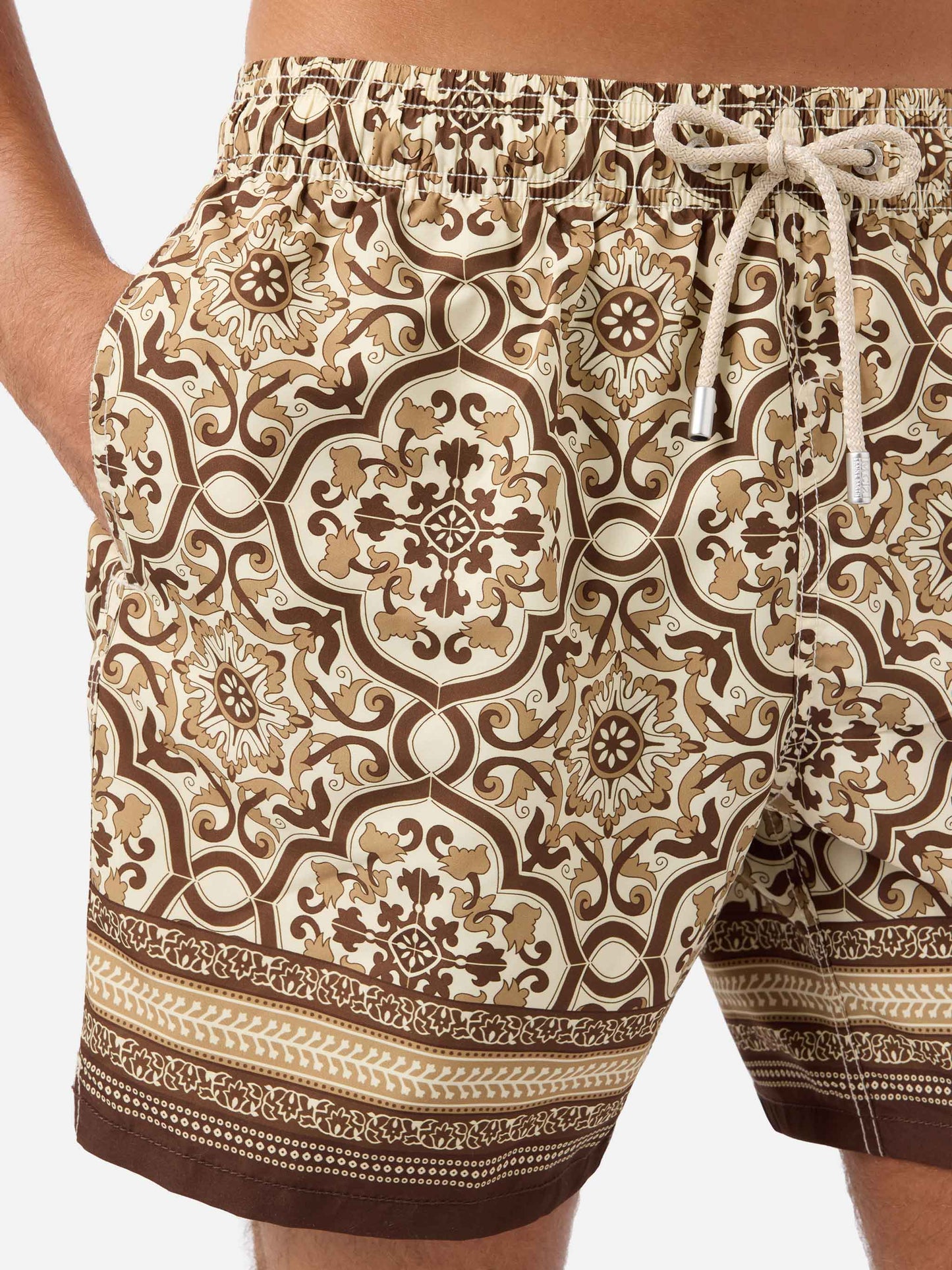 Gustavia Badeshorts mit ornamentalem, platziertem Print in Braun 