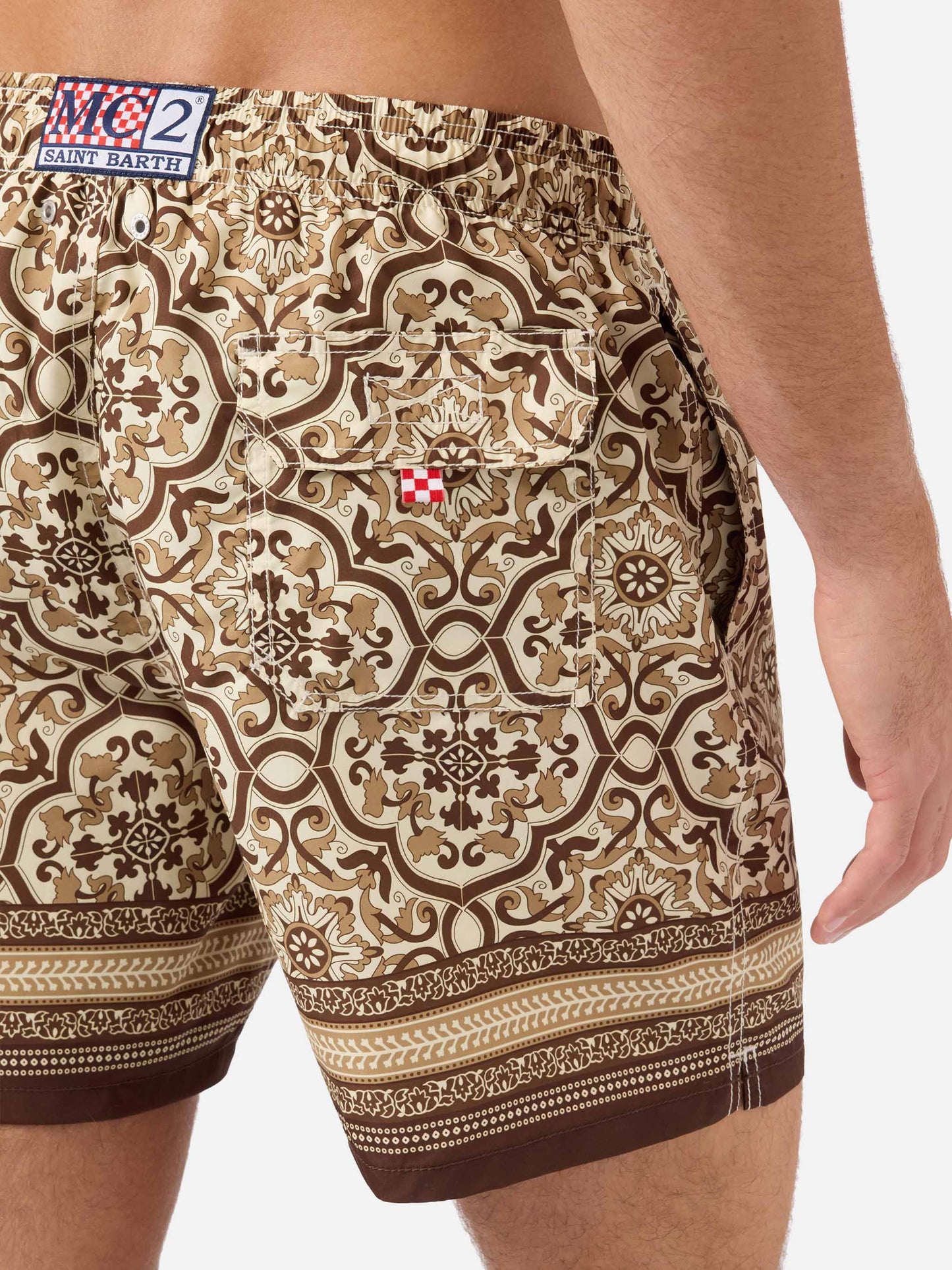 Gustavia Badeshorts mit ornamentalem, platziertem Print in Braun 