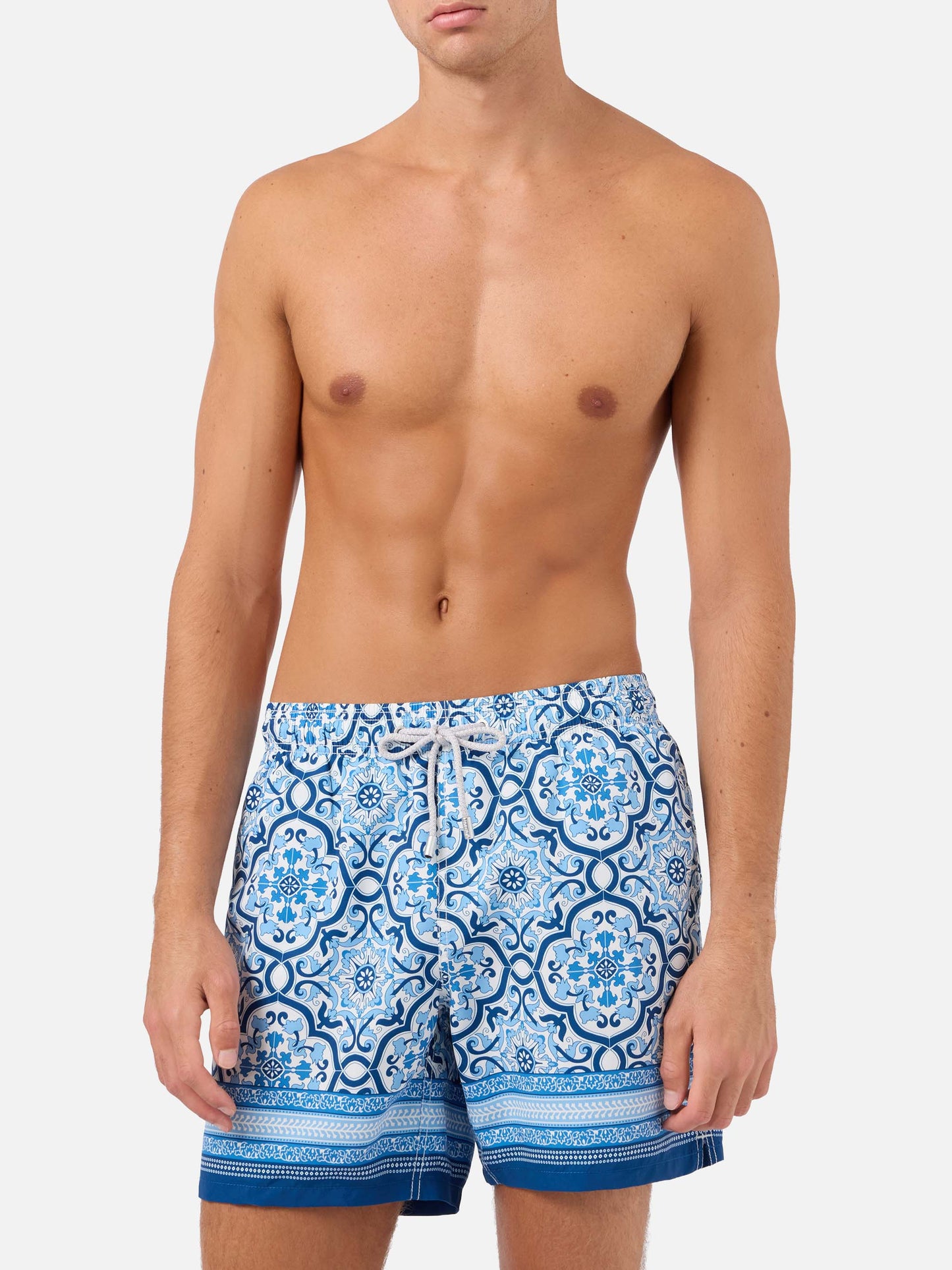 Gustavia Badeshorts mit blauem ornamentalem Placement-Print 