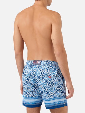 Gustavia Badeshorts mit blauem ornamentalem Placement-Print 