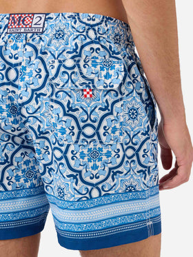 Gustavia Badeshorts mit blauem ornamentalem Placement-Print 
